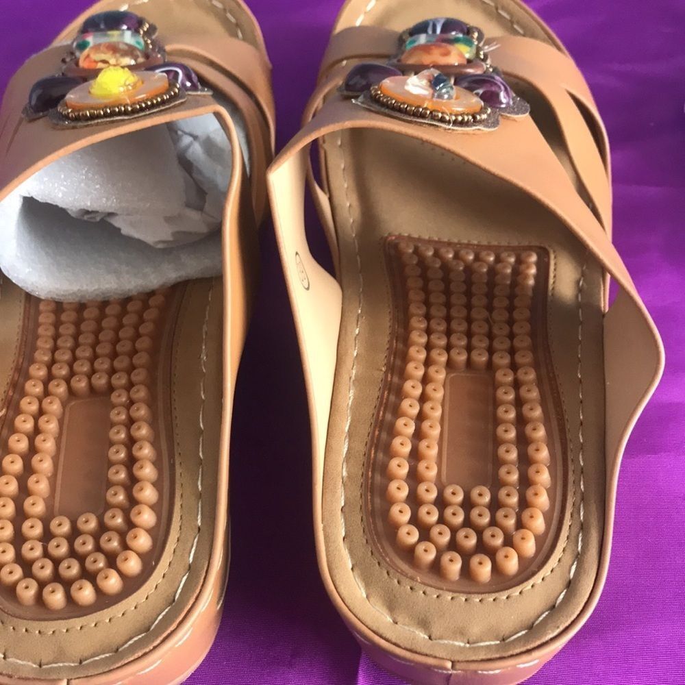 NWOT Tan jeweled slip on wedge sandals with heel massagers/cushion size 8/39 - Picture 5 of 9